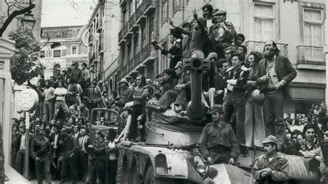 1974|Revolução dos Cravos: o fim do salazarismo em。